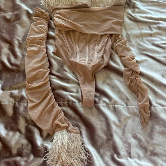 House of CB Blush Feather Corset Bodysuit XS | Off Shoulder Party Look - Picture 6 of 8